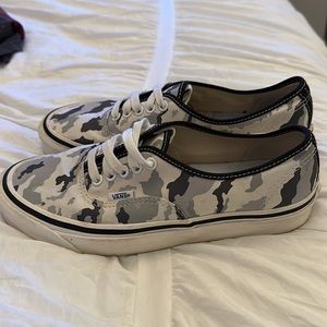Vans white camouflage sneakers shoes vans men’s 7.5 women’s size 9 real nice